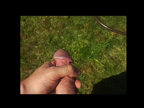 ❤️ Vruća zgodna jebe svoju ružičastu macu i svršava špricom u ljetnoj bašti ❤️ Porno kod nas