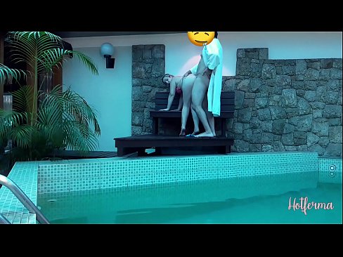 ❤️ Šef poziva sobaricu na bazen, ali nije mogao odoljeti vrućini ❤️ Porno kod nas