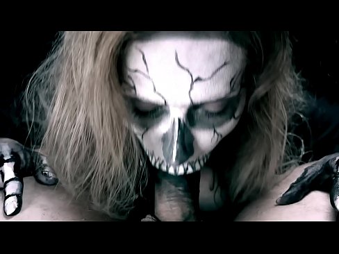 ❤️ Demonska djevojka siše kurac svojim crnim ustima i guta spermu. ❤️ Porno kod nas
