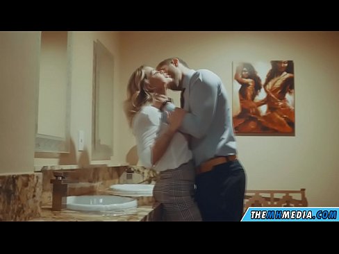 ❤️ Kad te prsata plavuša zavede u javnom toaletu ❤️ Porno kod nas